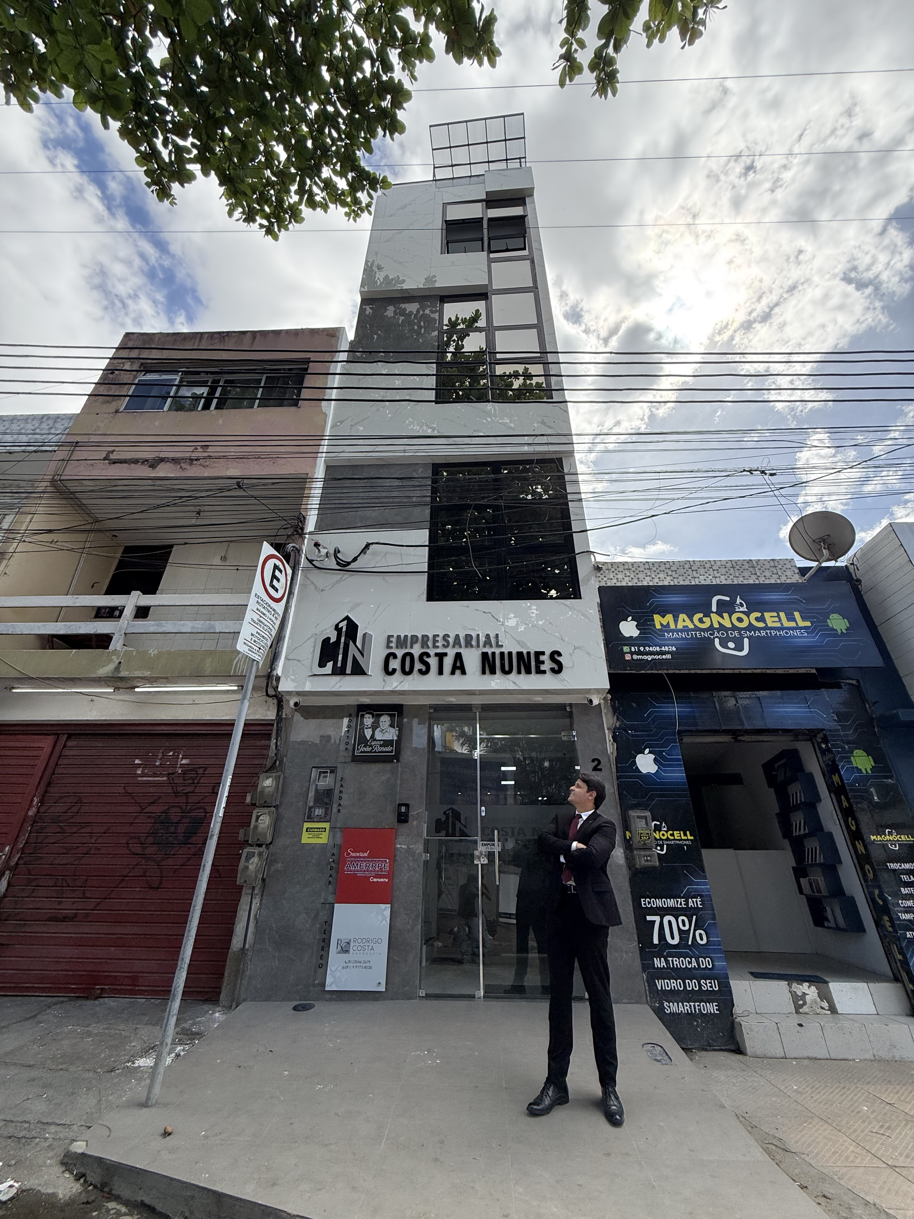 Dr. Rodrigo Costa em frente ao escritório